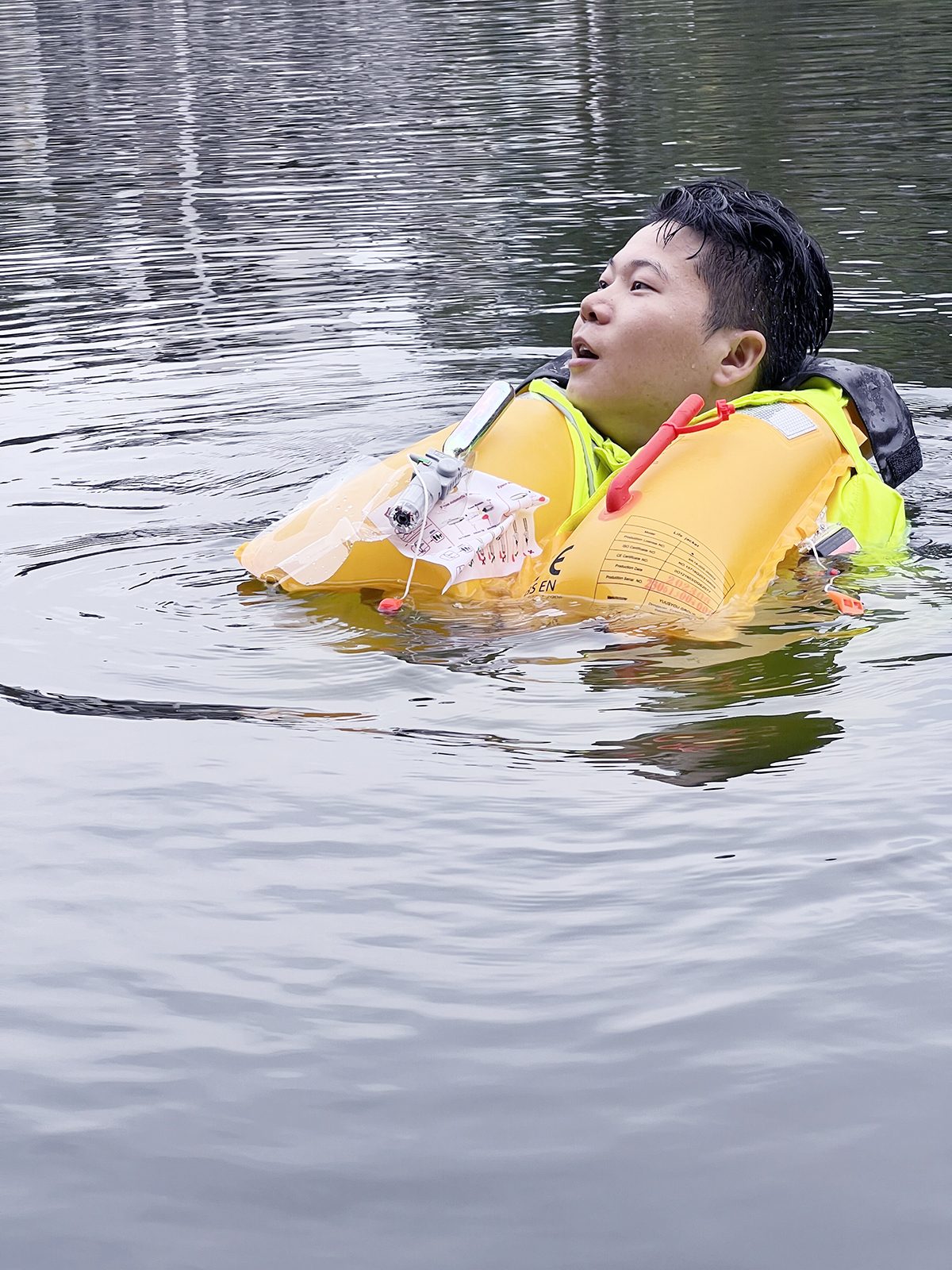 在水中氣囊彈開的畫面