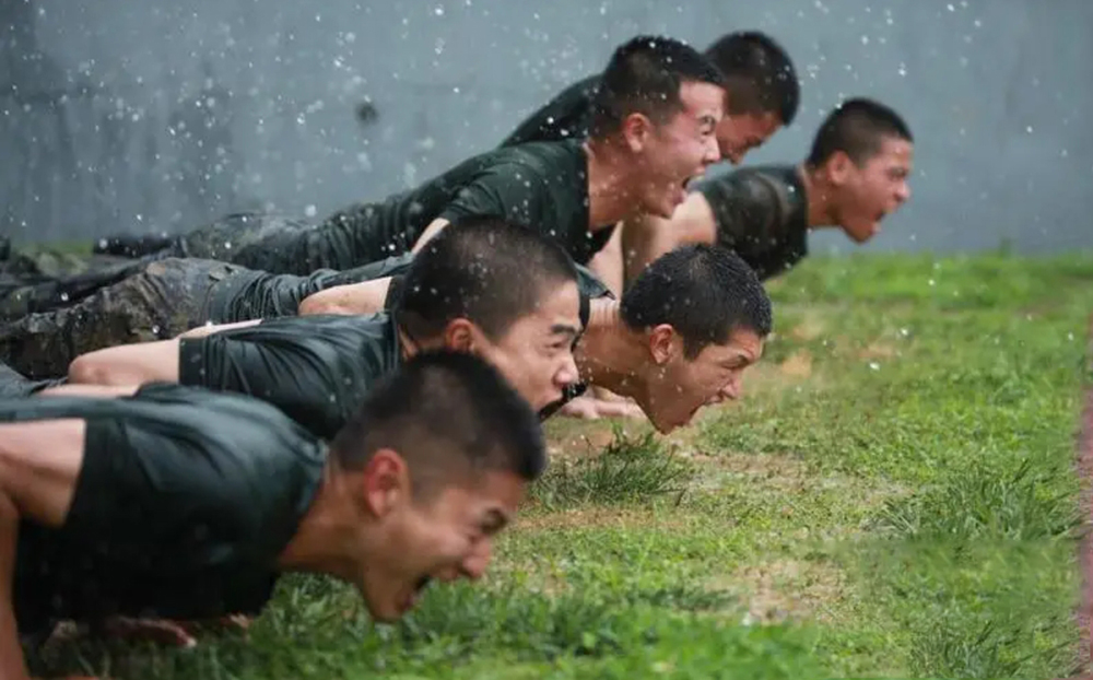 軍警人員進行力量訓練